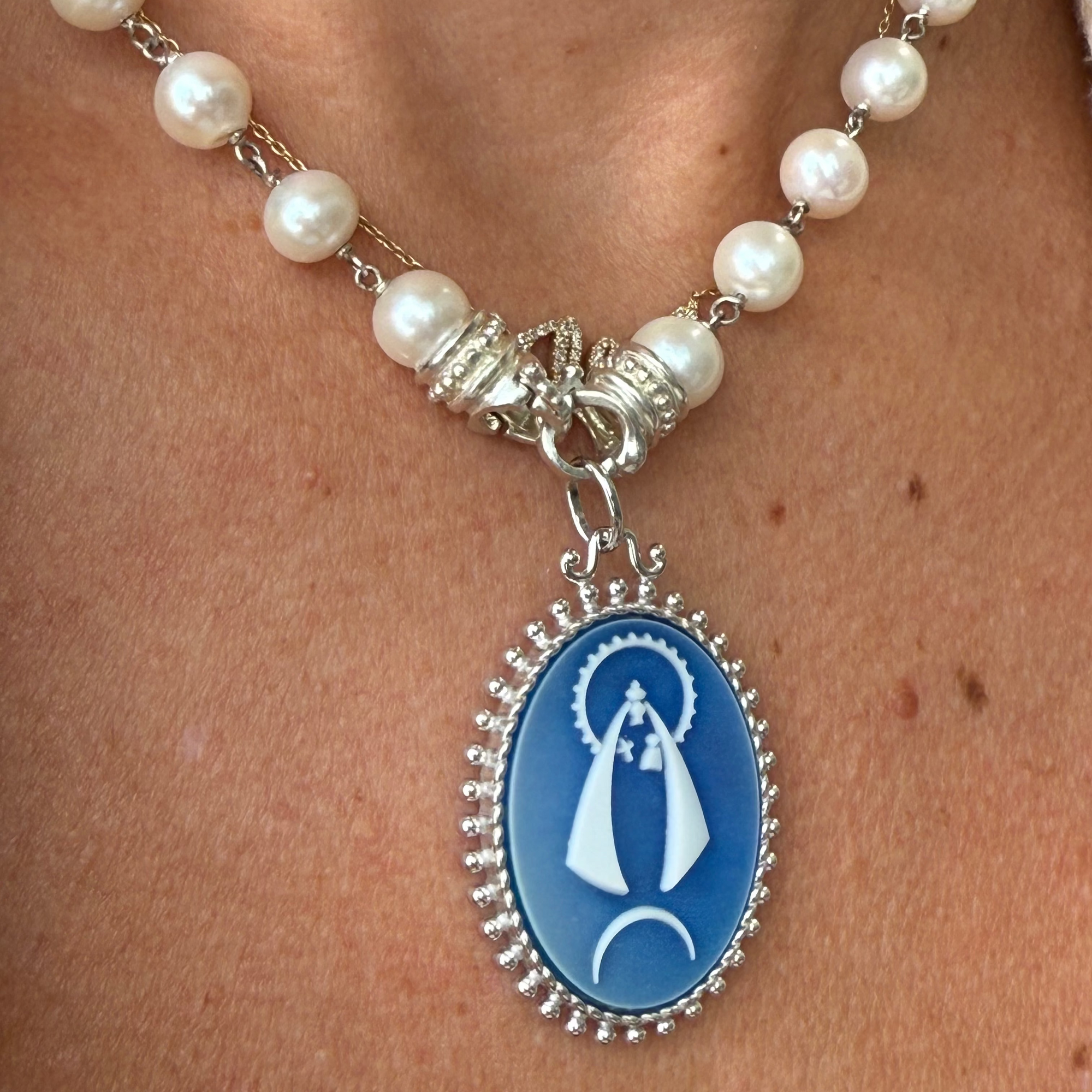 Virgencita Caridad del Cobre Large Cameo Pendant – Bicolor Agate