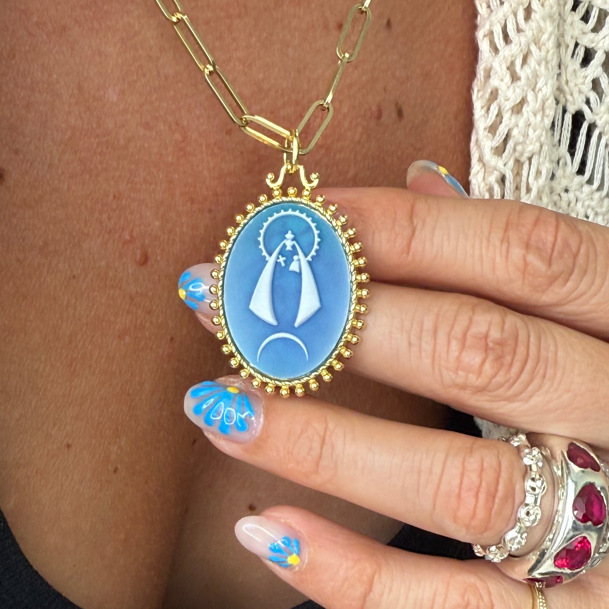 Virgencita Caridad del Cobre Large Cameo Pendant – Bicolor Agate