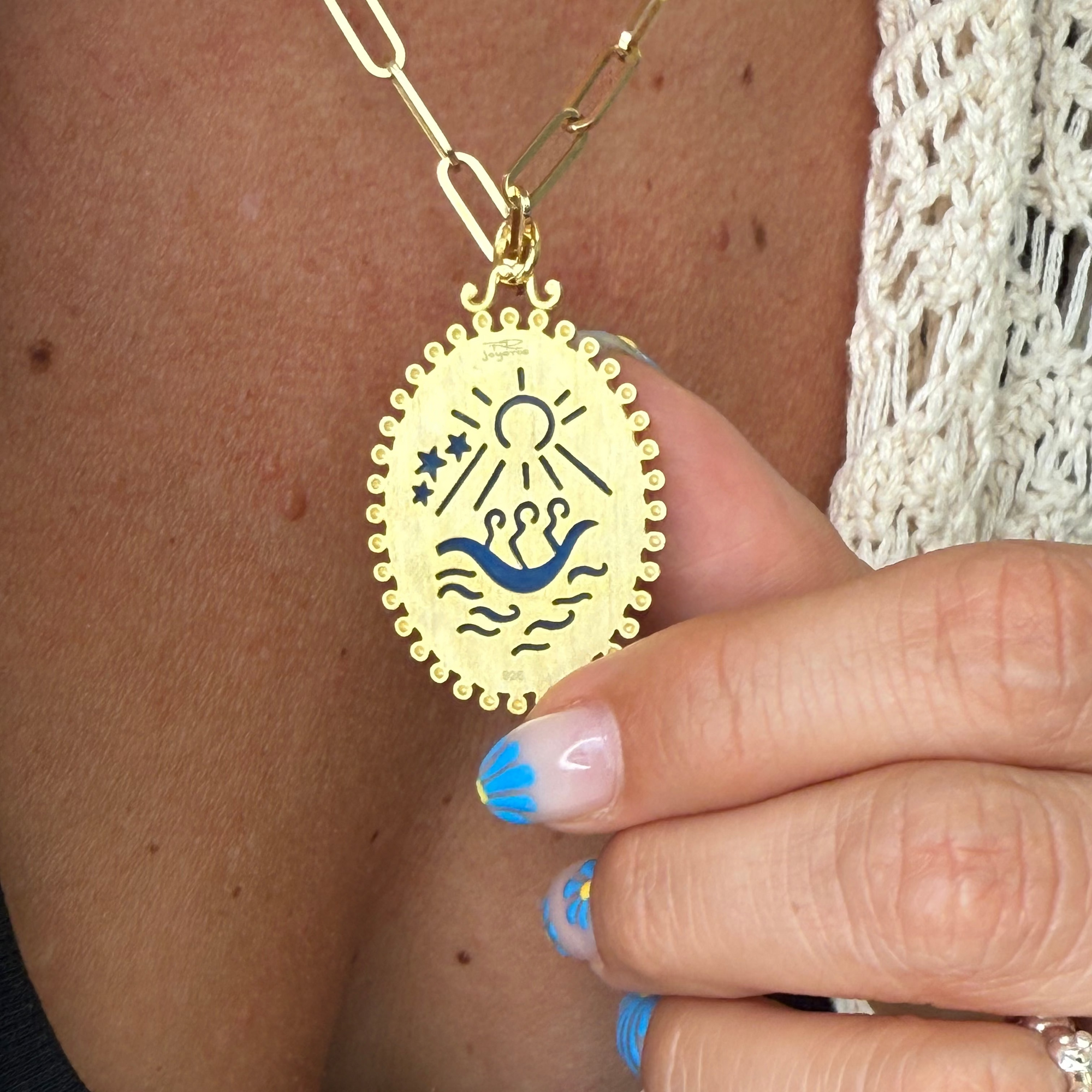 Virgencita Caridad del Cobre Large Cameo Pendant – Bicolor Agate